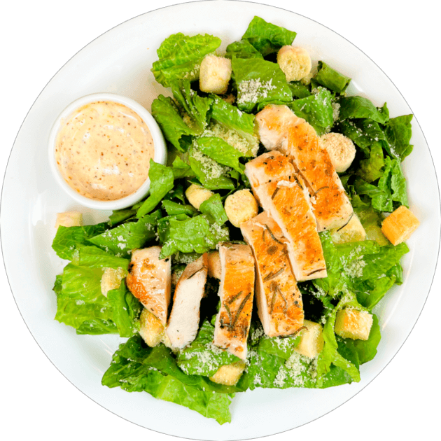 Ensalada cesar con pollo.